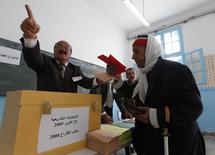 مواطن تونسي يدلي بصوته في الانتخابات التشريعية