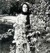 جيهان السادات في زي الفلاحة المصرية