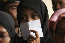 انتقاد شديد لقانون يعاقب الزنى بالجلد أو الرجم في اقليم اتشيه معقل الاسلاميين الاندويسيين انتقاد شديد لقانون يعاقب الزنى بالجلد أو الرجم في اقليم اتشيه معقل الاسلاميين الاندويسيين