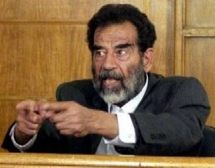 الرئيس العراقي الراحل صدام حسين في واحدة من لحظات انفعاله اثناء محاكمته