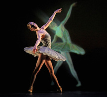 ملكة الدنمارك تصمم ديكورات وازياء عرض باليه من وحي قصص هانز كريستيان اندرسن