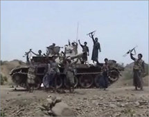 متمردون حوثيون يستعرضون اسلحة غنموها متمردون حوثيون يستعرضون اسلحة غنموها