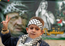 الغزّاويّون يكرمون غولدستون بكوفية فلسطينية تحمل اسمه بجانب رسم قبة الصخرة الغزّاويّون يكرمون غولدستون بكوفية فلسطينية تحمل اسمه بجانب رسم قبة الصخرة