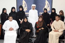 اماراتيون واماراتيات في لقطة تذكارية في نهاية دورية تدريبية في مصرف دبي