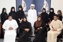 اماراتيون واماراتيات في لقطة تذكارية في نهاية دورية تدريبية في مصرف دبي اماراتيون واماراتيات في لقطة تذكارية في نهاية دورية تدريبية في مصرف دبي
