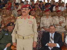 محافظ حضرموت محاطا بمجموعة من ضباط الجيش والامن السياسي محافظ حضرموت محاطا بمجموعة من ضباط الجيش والامن السياسي