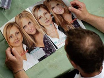 ملكات القلوب....كتاب لبرلسكوني عن المراهقة ليتيسيا والمرافقات اللواتي تعرّين في قصره