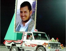 صورة زعيم التمرد الحوثي محمولة على سيارة لأتباعه صورة زعيم التمرد الحوثي محمولة على سيارة لأتباعه
