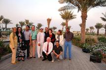 المشاركون في ندوة صير بنب ياس يتقدمهم مقرفصا بالابيض بيتر كلارك