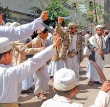أداة للرقص والقتل والزينة ....سوق صعدة القديم يتحسر على أقتراب زمن إنقراض الجنبية اليمنية 