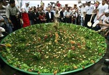 عرب اسرائيل يدخلون على خط المنافسة بين لبنان واسرائيل لصنع أكبر طبق تبولة عرب اسرائيل يدخلون على خط المنافسة بين لبنان واسرائيل لصنع أكبر طبق تبولة