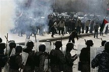 مواجهات بين الشرطة الاردنية ومتظاهرين غاضبين مواجهات بين الشرطة الاردنية ومتظاهرين غاضبين