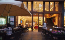 مقاهي "رستو كافيه" تجذب شبان قطاع غزة المحبطين