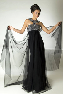 أزياء عالمية وحقائب تباع في أسواق بيروت