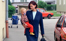 المرأة توضع أمام الاختيار بين الأسرة والعمل