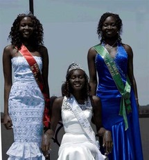 ملكة جمال جنوب أفريقيا مع وصيفتيها