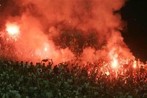 غيبوبة كرة القدم جمعت العلمانيين والاسلاميين والقوميين  الذين لم يجتمعوا أبدا ضد الطغيان 