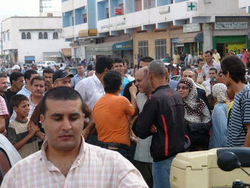 الناشط الحقوقي شكيب خياري في يسار الصورة الناشط الحقوقي شكيب خياري في يسار الصورة