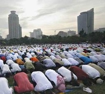 يتناول فصل في المسرحية الصلاة الاسلامية وغاياتها