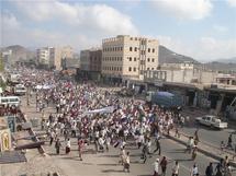 مقتل 4 يمنيين في اشتباكات مع الأمن بشبوة ومتظاهرون في صنعاء يطالبون بإغلاق سفارة ايران 