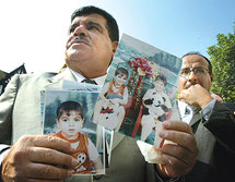والد بهاء موسى يرفع صور احفاده امام المحكمة البريطانية العليا
