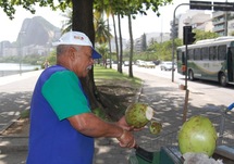 بائع جوز الهند على ناصية شاطئ كوبوكابانا في ريردي جانيرو