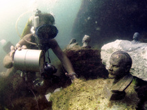 غواص اوكراني يقترب من تمثال نصفي للزعيم الثوري