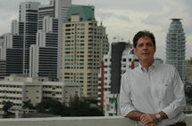 المؤلف الكندي  كريستوفر موور الذي كتب 21 رواية حول تايلاند