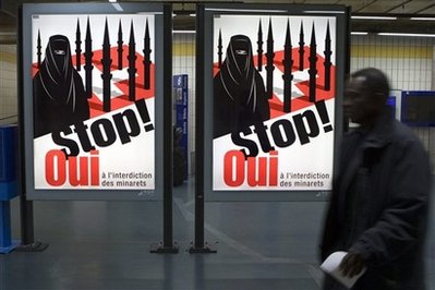 ملصق أعلاني يحرض على منع بناء المآذن في سويسرا ، أثار حفيظة المسلمين
