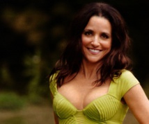 الممثلة الأمريكية جوليا دريفوس تطلق حملة لمكافحة  سرطان الثدي