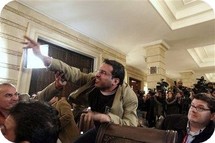لحظة الزيدي المشهورة  لم تجعل منه بطلا في عين بعض العراقيين