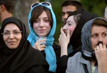 الايرانيات ممنوعات من التزين حتى و ان عملن امام شاشة التلفزيون