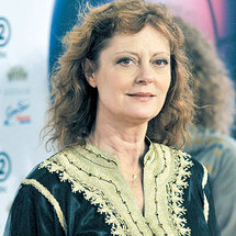 سوزان ساراندون جدة مجنونة لمراهقة تراقب عائلتها من العالم الآخر في فيلمها الجديد 