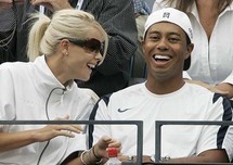 تايغر وودز متزوج من عارضة ازياء سويدية سابقة ولهما ولدان