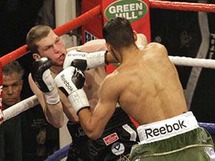 أمير خان يوجه لكماته لساليتا