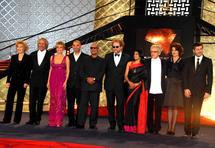 أعضاء لجنة التحكيم برئاسة المخرج الايراني كياروستامي