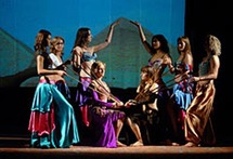 تخلل العرض رقصات ودبكات معبرة عن روح القصة على ألحان موسيقى شرقية