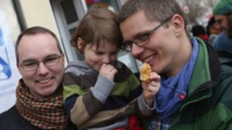زوجين مثليين في ألمانيا يتبنيان طفلا
