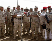 الامير خالد بن سلطان وسط جنوده يدير الحرب مع الحوثيين