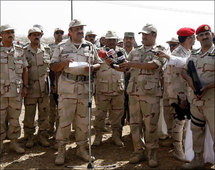 الامير خالد بن سلطان وسط جنوده يدير الحرب مع الحوثيين الامير خالد بن سلطان وسط جنوده يدير الحرب مع الحوثيين