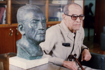 نجيب محفوظ مع تمثال له