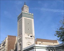 كتبوا على جدران المسجد الخارجية عبارات معادية للاجانب كتبوا على جدران المسجد الخارجية عبارات معادية للاجانب