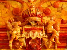 مجسّم مصنوع من حجر العنبر الكريم