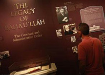 بهائي في مقر المركز العالمي للبهائيين في إسرائيل