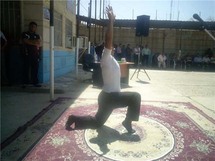 يشمل اللقاء معرض صور من النشاط المسرحي التقطت داخل سجن فولتيرا وسجن رومية