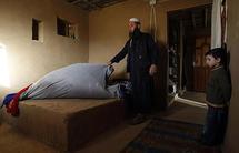 بيت طيني من الداخل في غزة