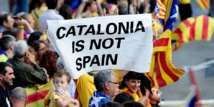 كتالونيون يشاركون بسحب نقدي واسع من بنوك رئيسية بأسبانيا