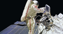 رائدا فضاء أمريكيان يجريان عملية سير لتركيب معدات خاصة بكاميرا