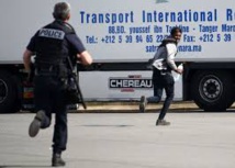  اللاجئون في فرنسا يحاولون عبور طريق مسدود إلى إنجلترا 