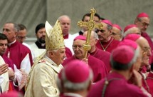 بابا الفاتيكان وسط القساوسة في ساحة القديس بطرس
